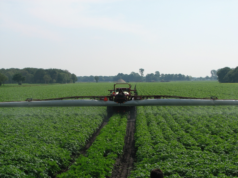 Bespuiting met luchtondersteuning, een driftreducerende techniek.