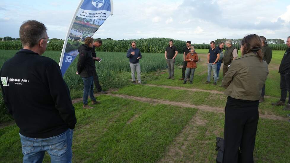 Deelnemers aan de demo onkruidbestrijding in zaaiui, van Schoon Water voor Brabant